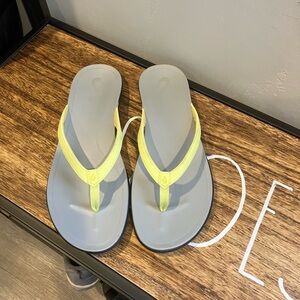 Womens size 10 olukai flip flops